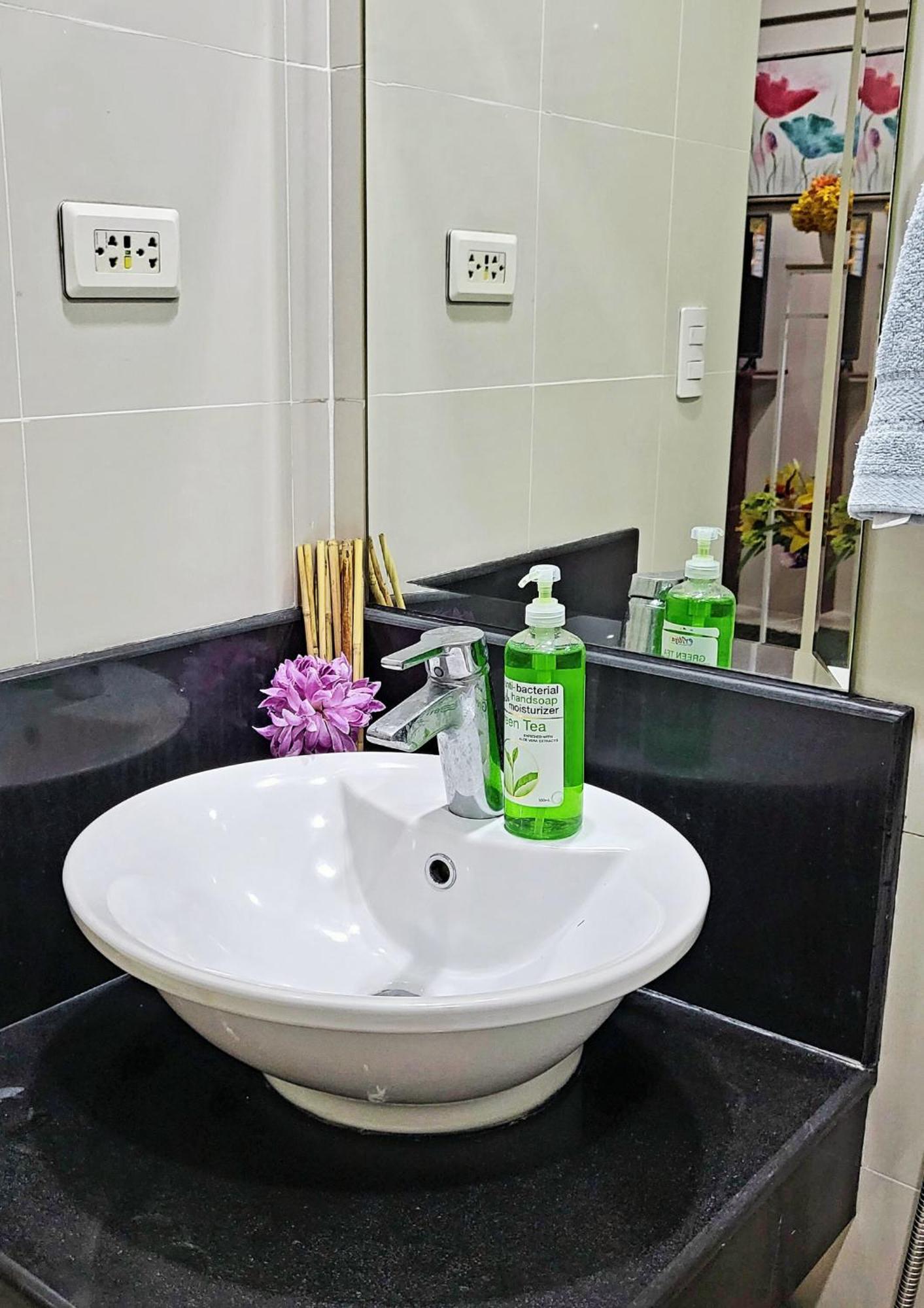 One Palm Tree Villas Condominium - Studio 7Th Fl With Balcony - Across Terminal 3 Airport Pasay Ngoại thất bức ảnh